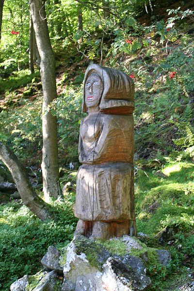 Hölzerne Statue Frau-Holle-Teich, Markus Geobel, Wikimeida Commons